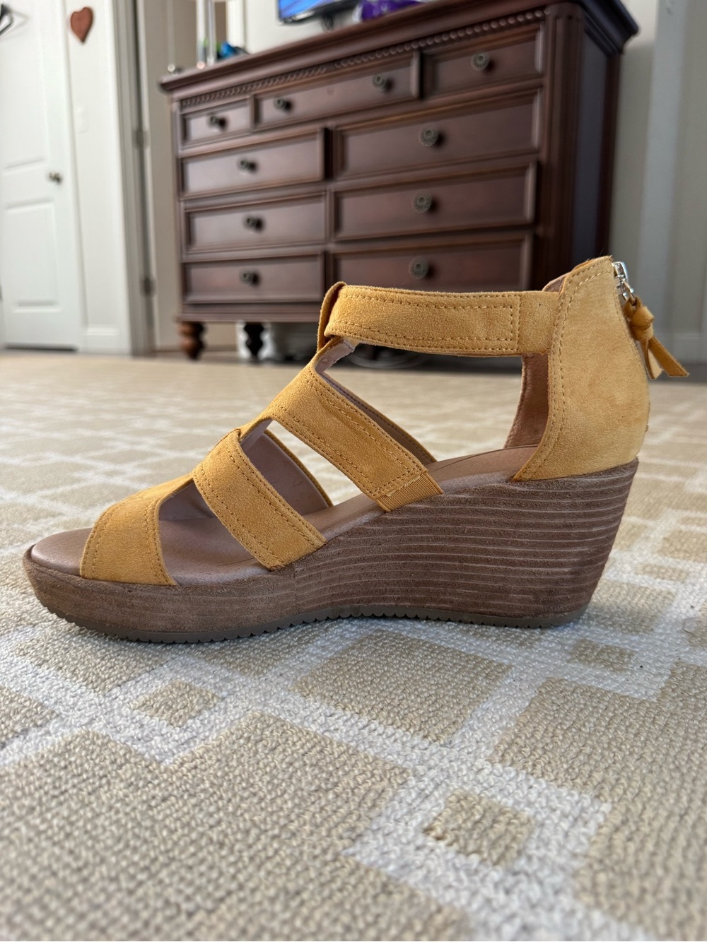 Dr. Scholl’s Long Island Wedge Sandals Mustard Faux Suede Shoes Size 9.5 - Picture 6 of 12